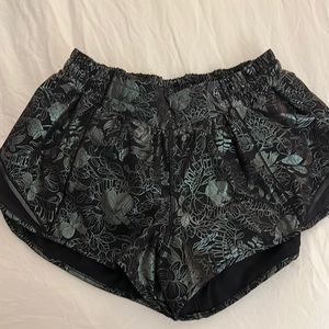 Lululemon 2.5” Hotty Hot low rise lined